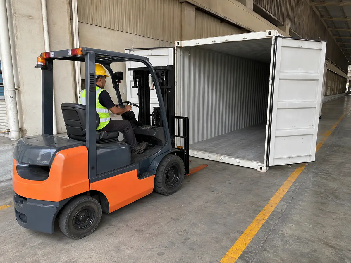 Forklift dijajarkan dengan selamat ke kontena terbuka